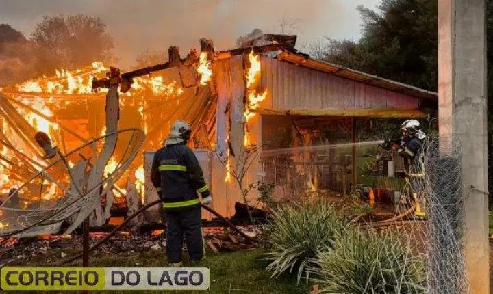 RESIDÊNCIA É CONSUMIDA POR INCÊNDIO DE GRANDES PROPORÇÕES NO DISTRITO DE MORENINHA, EM SANTA HELENA