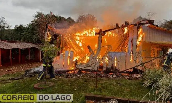 RESIDÊNCIA É CONSUMIDA POR INCÊNDIO DE GRANDES PROPORÇÕES NO DISTRITO DE MORENINHA, EM SANTA HELENA