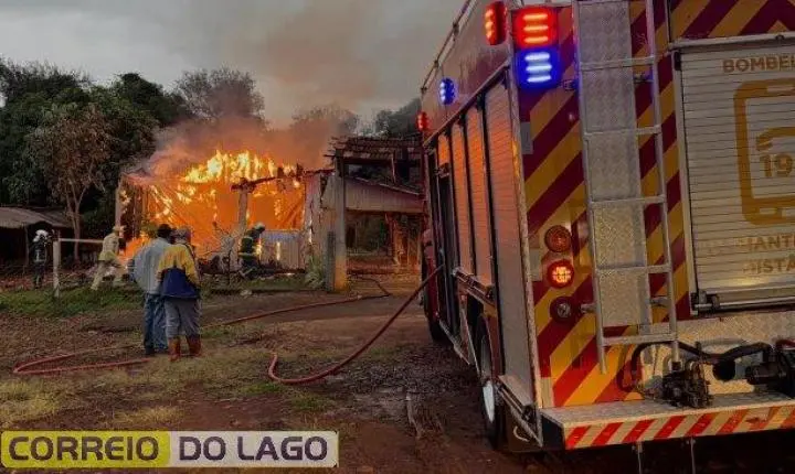 RESIDÊNCIA É CONSUMIDA POR INCÊNDIO DE GRANDES PROPORÇÕES NO DISTRITO DE MORENINHA, EM SANTA HELENA
