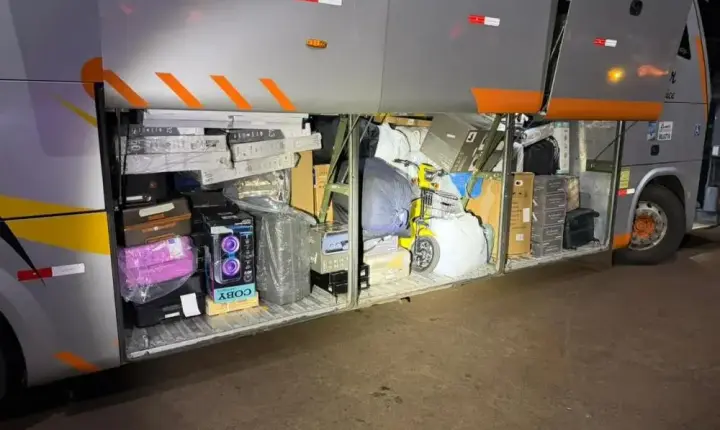 SÃO MIGUEL DO IGUAÇU: RECEITA FEDERAL RETÉM ÔNIBUS COM MERCADORIAS IRREGULARES AVALIADAS EM R$ 1 MILHÃO NA BR-277