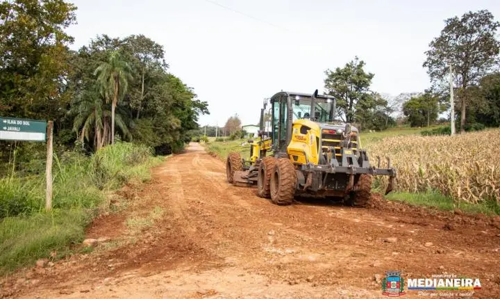 SECRETARIA DE AGRICULTURA CONCLUI MELHORIAS EM ESTRADA RURAL DA LINHA OURO VERDE, EM MEDIANEIRA