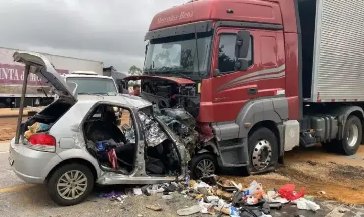 SEIS PESSOAS DA MESMA FAMÍLIA MORREM EM GRAVE ACIDENTE NA BR-251