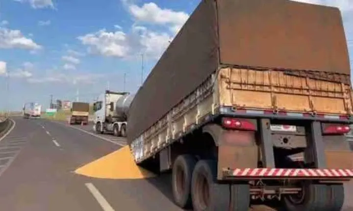 SEMIRREBOQUE DE BITREM CARREGADO COM MILHO TOMBA NA BR-277