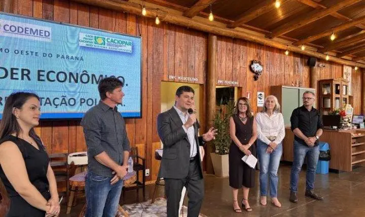 SERGIO MORO DESTACA ZADO, EX-PREFEITO DE SANTA HELENA, COMO POTENCIAL NOME PARA A ASSEMBLEIA LEGISLATIVA, DURANTE ALMOÇO EM MEDIANEIRA