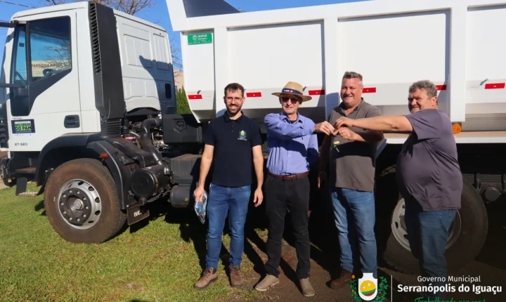 SERRANÓPOLIS DO IGUAÇU RECEBE MAIS DOIS CAMINHÕES PELO PROGRAMA ESTRADAS DA INTEGRAÇÃO