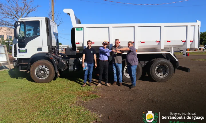 SERRANÓPOLIS DO IGUAÇU RECEBE MAIS DOIS CAMINHÕES PELO PROGRAMA ESTRADAS DA INTEGRAÇÃO