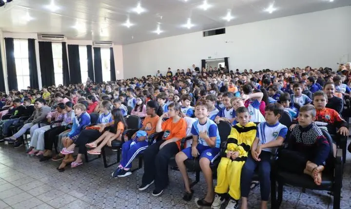 SICREDI E ADMINISTRAÇÃO MUNICIPAL PROMOVEM TEATRO SOBRE EDUCAÇÃO FINANCEIRA PARA ALUNOS DE ITAIPULÂNDIA