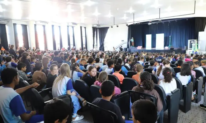 SICREDI E ADMINISTRAÇÃO MUNICIPAL PROMOVEM TEATRO SOBRE EDUCAÇÃO FINANCEIRA PARA ALUNOS DE ITAIPULÂNDIA