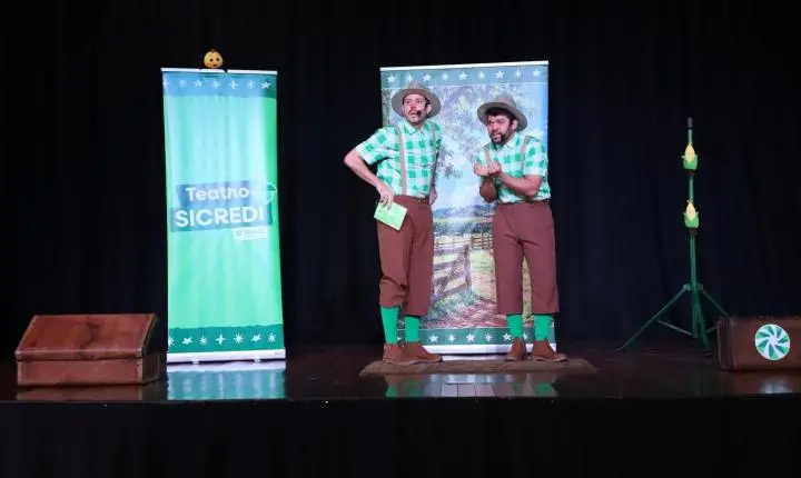 SICREDI E ADMINISTRAÇÃO MUNICIPAL PROMOVEM TEATRO SOBRE EDUCAÇÃO FINANCEIRA PARA ALUNOS DE ITAIPULÂNDIA