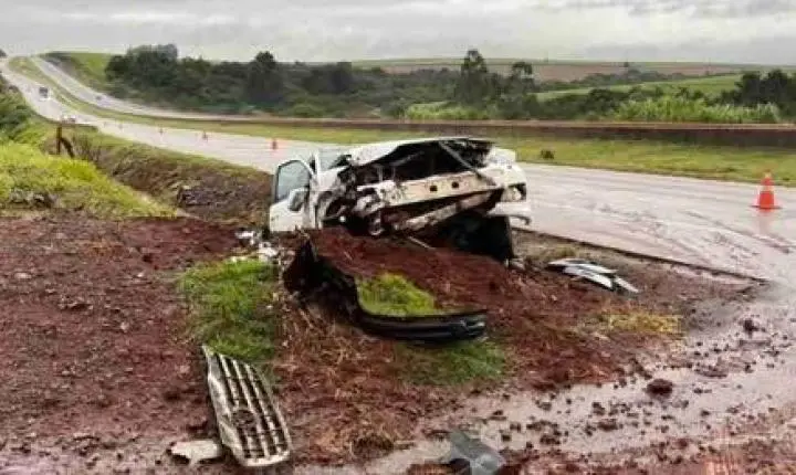 SW4 SAI DA PISTA E ATINGE BARRANCO NA BR-163