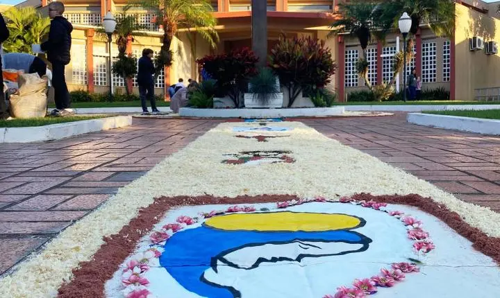 TAPETES DE CORPUS CHRISTI REÚNEM FIÉIS E FORTALECEM A FÉ EM MISSAL