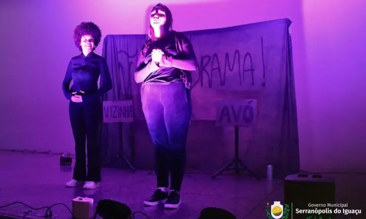 TEATRO LEVA DEBATE SOBRE SAÚDE EMOCIONAL A ESTUDANTES DE SERRANÓPOLIS DO IGUAÇU