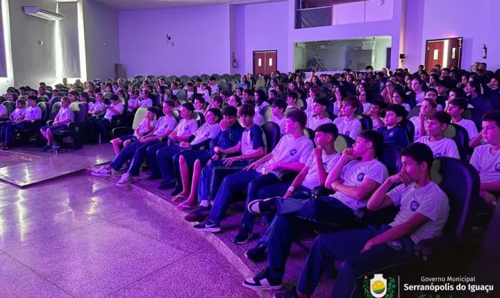 TEATRO LEVA DEBATE SOBRE SAÚDE EMOCIONAL A ESTUDANTES DE SERRANÓPOLIS DO IGUAÇU