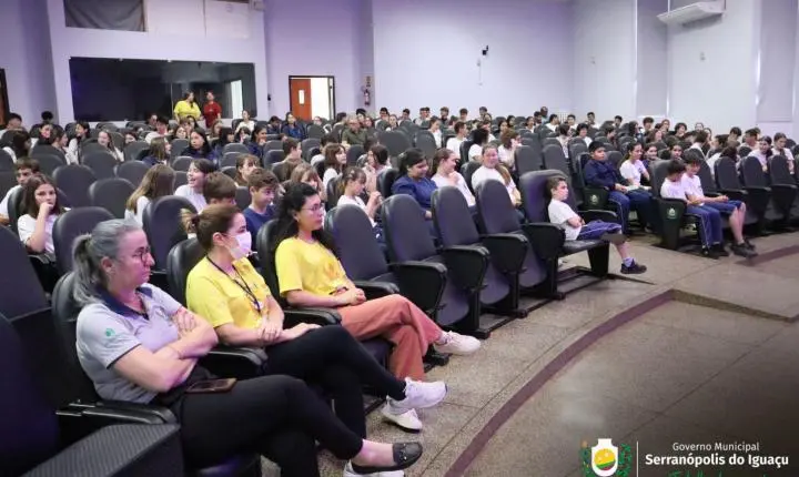 TEATRO LEVA DEBATE SOBRE SAÚDE EMOCIONAL A ESTUDANTES DE SERRANÓPOLIS DO IGUAÇU