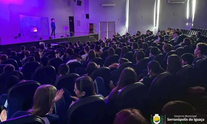 TEATRO LEVA DEBATE SOBRE SAÚDE EMOCIONAL A ESTUDANTES DE SERRANÓPOLIS DO IGUAÇU