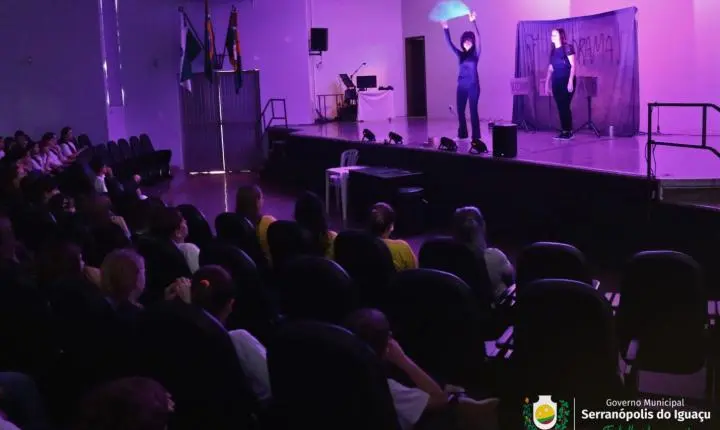 TEATRO LEVA DEBATE SOBRE SAÚDE EMOCIONAL A ESTUDANTES DE SERRANÓPOLIS DO IGUAÇU