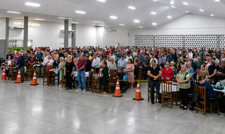 TERCEIRA IDADE DE ITAIPULÂNDIA CELEBRA O DIA DOS PAIS COM ALMOÇO ESPECIAL