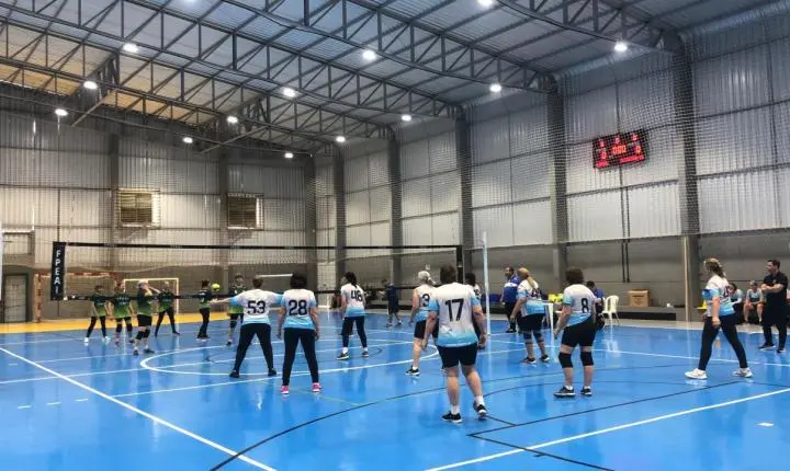 TERCEIRA IDADE DE ITAIPULÂNDIA CONQUISTA PÓDIOS NA GRANDE FINAL DO III CIRCUITO OESTE SICREDI DE VÔLEI DE CÂMBIO