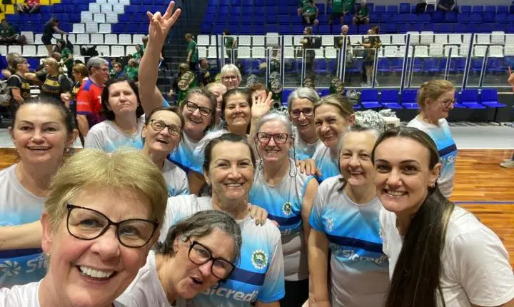 TERCEIRA IDADE DE ITAIPULÂNDIA CONQUISTA PÓDIOS NA GRANDE FINAL DO III CIRCUITO OESTE SICREDI DE VÔLEI DE CÂMBIO