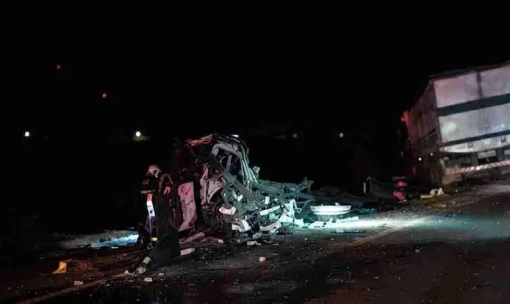 TRAGÉDIA NA BR-373: COLISÃO ENTRE CARRETA E ÔNIBUS DEIXA 21 MORTOS NO PARANÁ