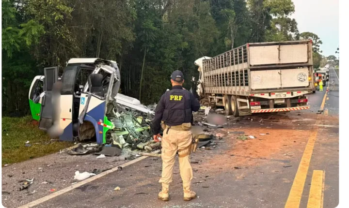 GRAVÍSSIMO ACIDENTE ENTRE MICRO-ÔNIBUS E CARRETA DEIXA 22 MORTOS E CINCO FERIDOS