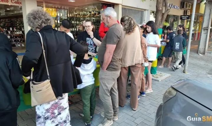 TROCA DE FIGURINHAS MOVIMENTA SÃO MIGUEL DO IGUAÇU E REÚNE FAMÍLIAS