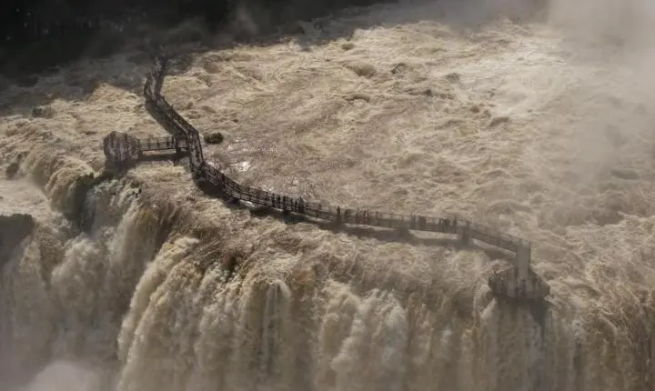 VAZÃO DO RIO IGUAÇU CHEGA A QUASE SEIS VEZES A MÉDIA E FECHA PASSARELA DAS CATARATAS