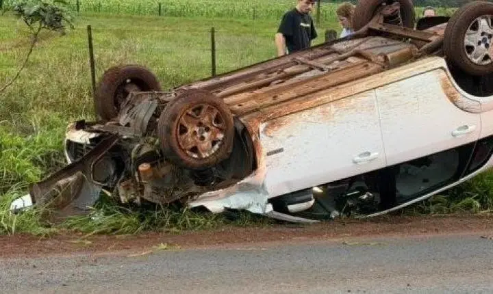 VEÍCULO COM MÃE E FILHOS CAPOTA APÓS MOTORISTA TENTAR EVITAR BATIDA FRONTAL EM SANTA HELENA