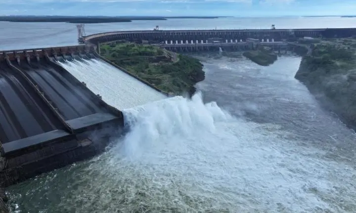 VERTEDOURO DE ITAIPU É ABERTO APÓS CHUVAS NA REGIÃO
