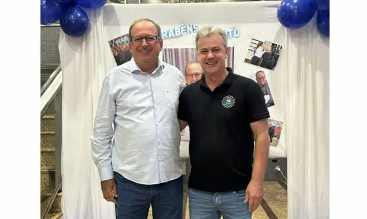 VICE-PREFEITO DE ITAIPULÂNDIA ADOLFO PREIS PARABENIZA PREFEITO LINDOLFO PELA PASSAGEM DE SEU ANIVERSÁRIO